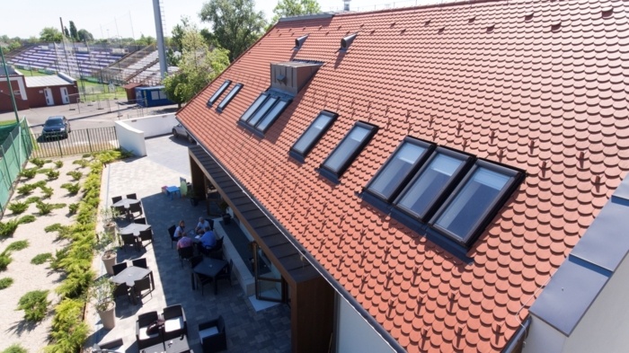 Toit en tuile en longueur avec fenêtre de toit R4 Roto